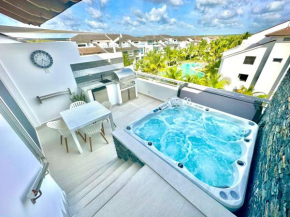 NEW Luxury Penthouse with Jacuzzi, BBQ and 4 Free private beach passes! 2025 Traveller Award Property!